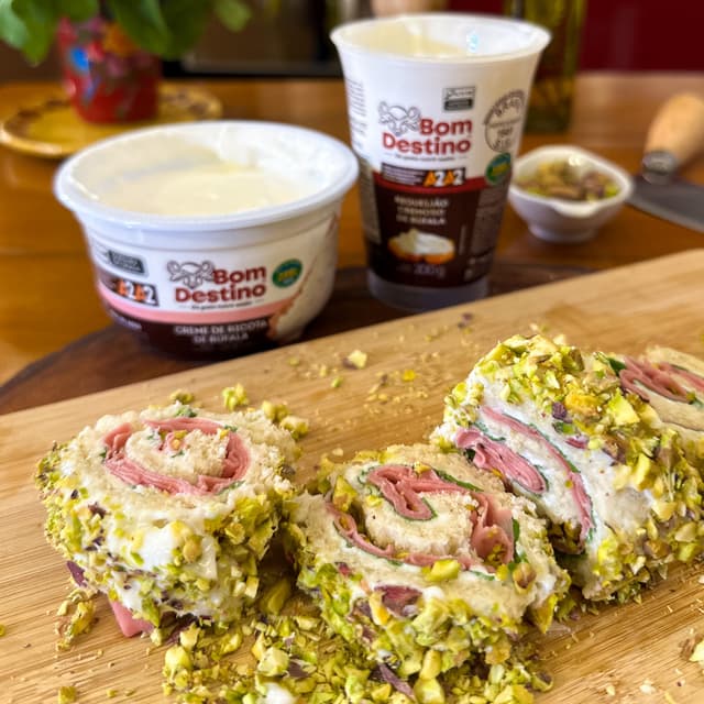 Rocambole com mortadela com creme de ricota e requeijão