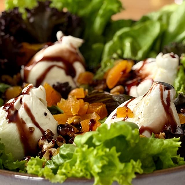 Salada de Mini Burratas com Frutas Secas e Redução de Creme Balsâmico